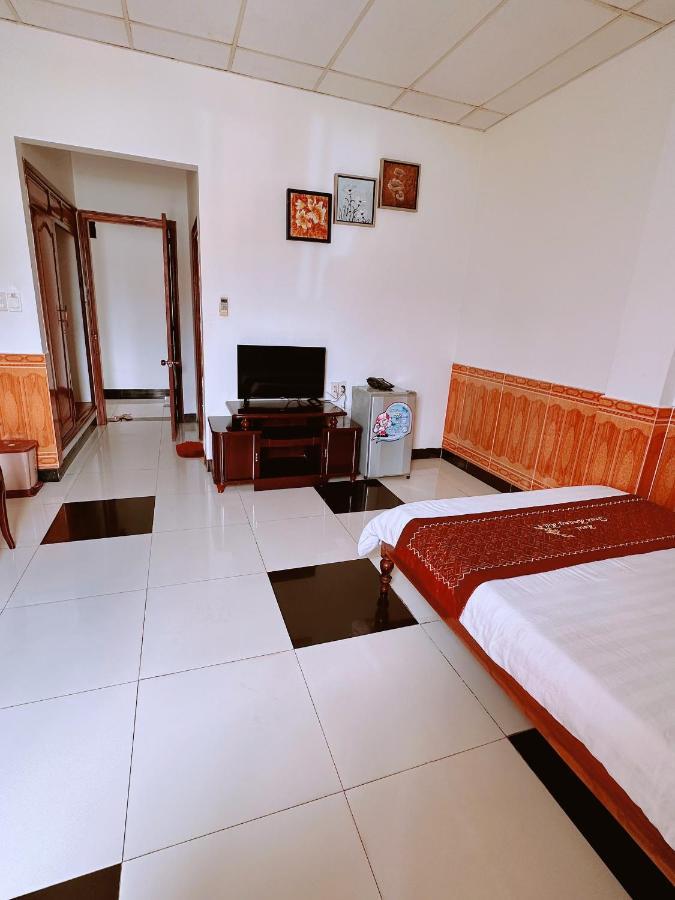 Truc Hoang Ha Hotel Kon Tum Exteriör bild