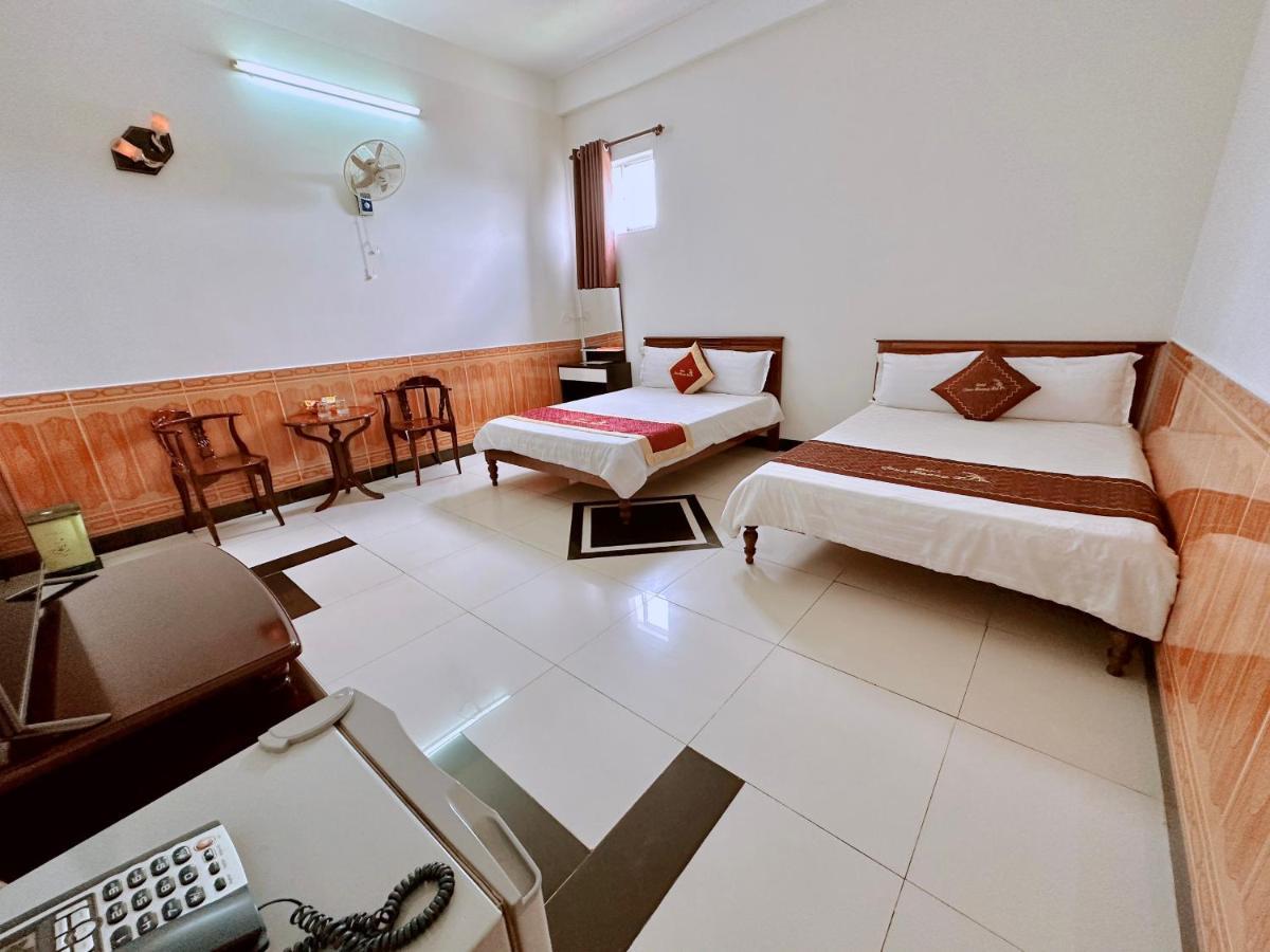 Truc Hoang Ha Hotel Kon Tum Exteriör bild
