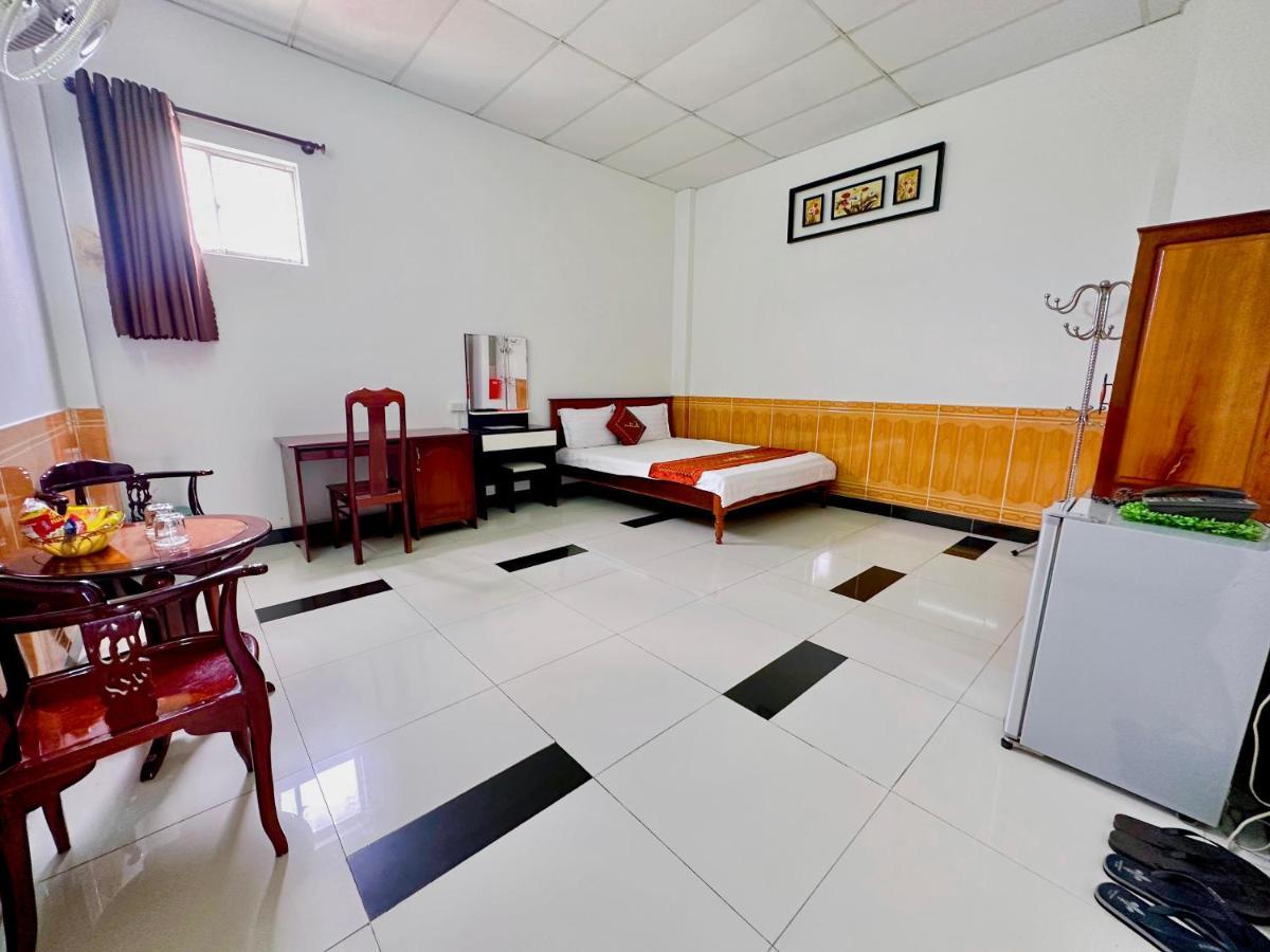 Truc Hoang Ha Hotel Kon Tum Exteriör bild