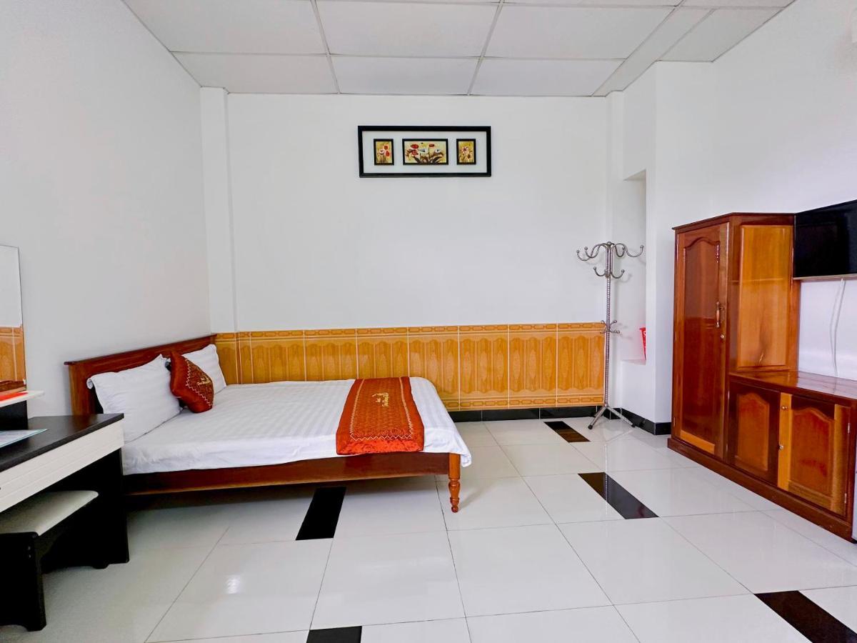 Truc Hoang Ha Hotel Kon Tum Exteriör bild