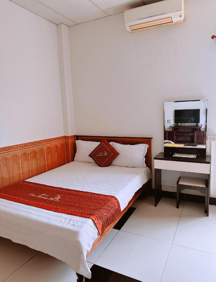 Truc Hoang Ha Hotel Kon Tum Exteriör bild