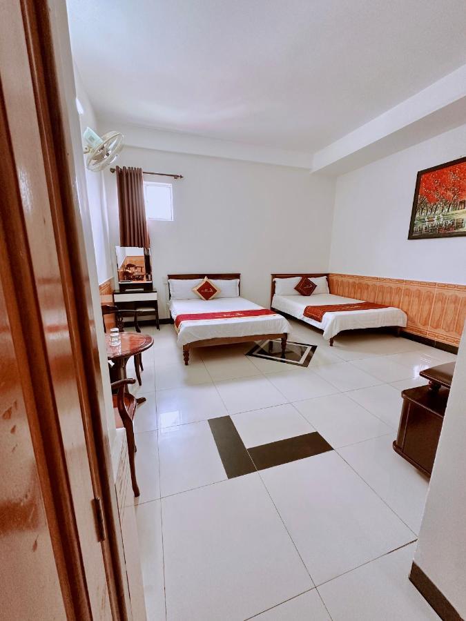 Truc Hoang Ha Hotel Kon Tum Exteriör bild