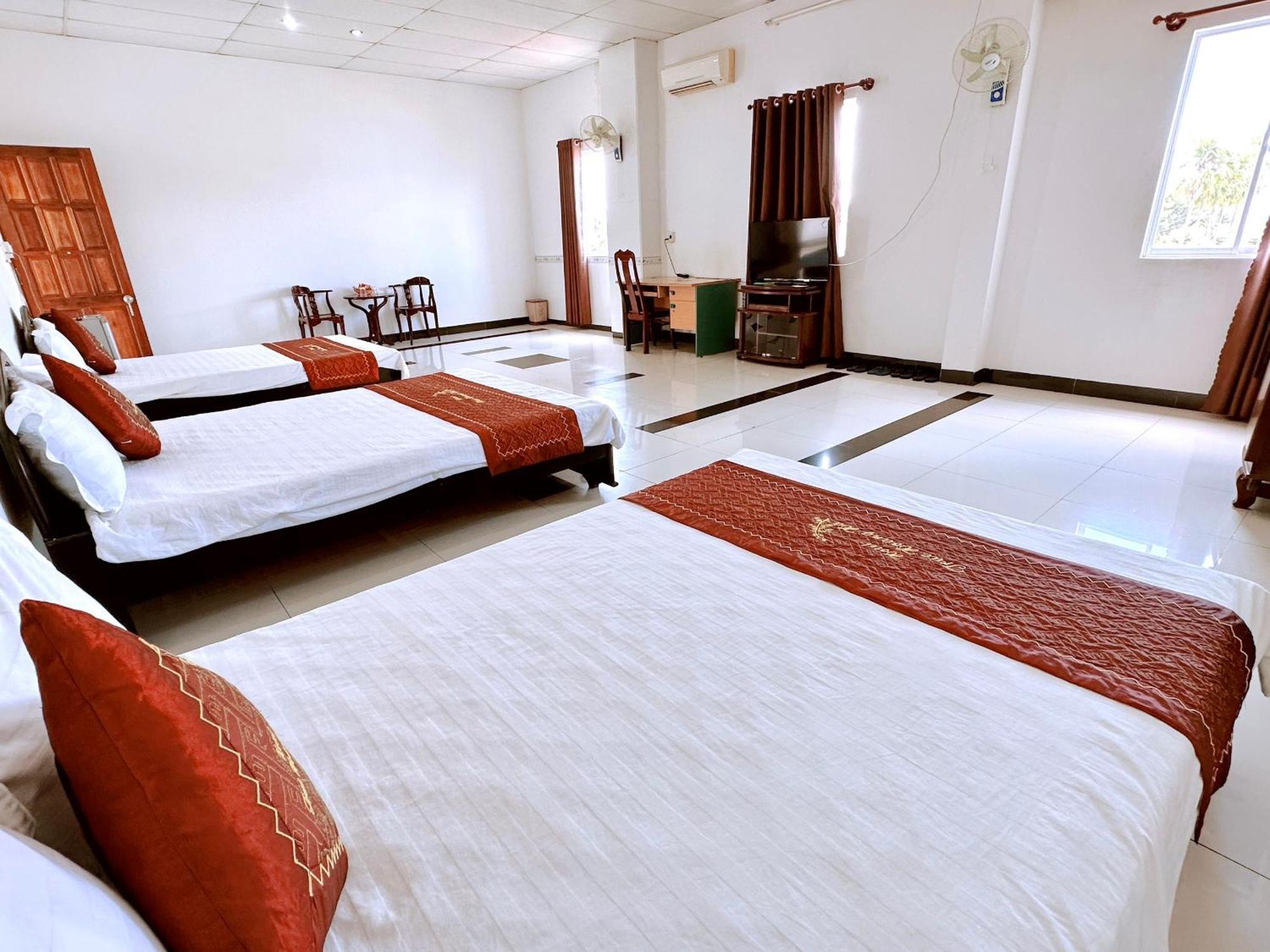 Truc Hoang Ha Hotel Kon Tum Exteriör bild