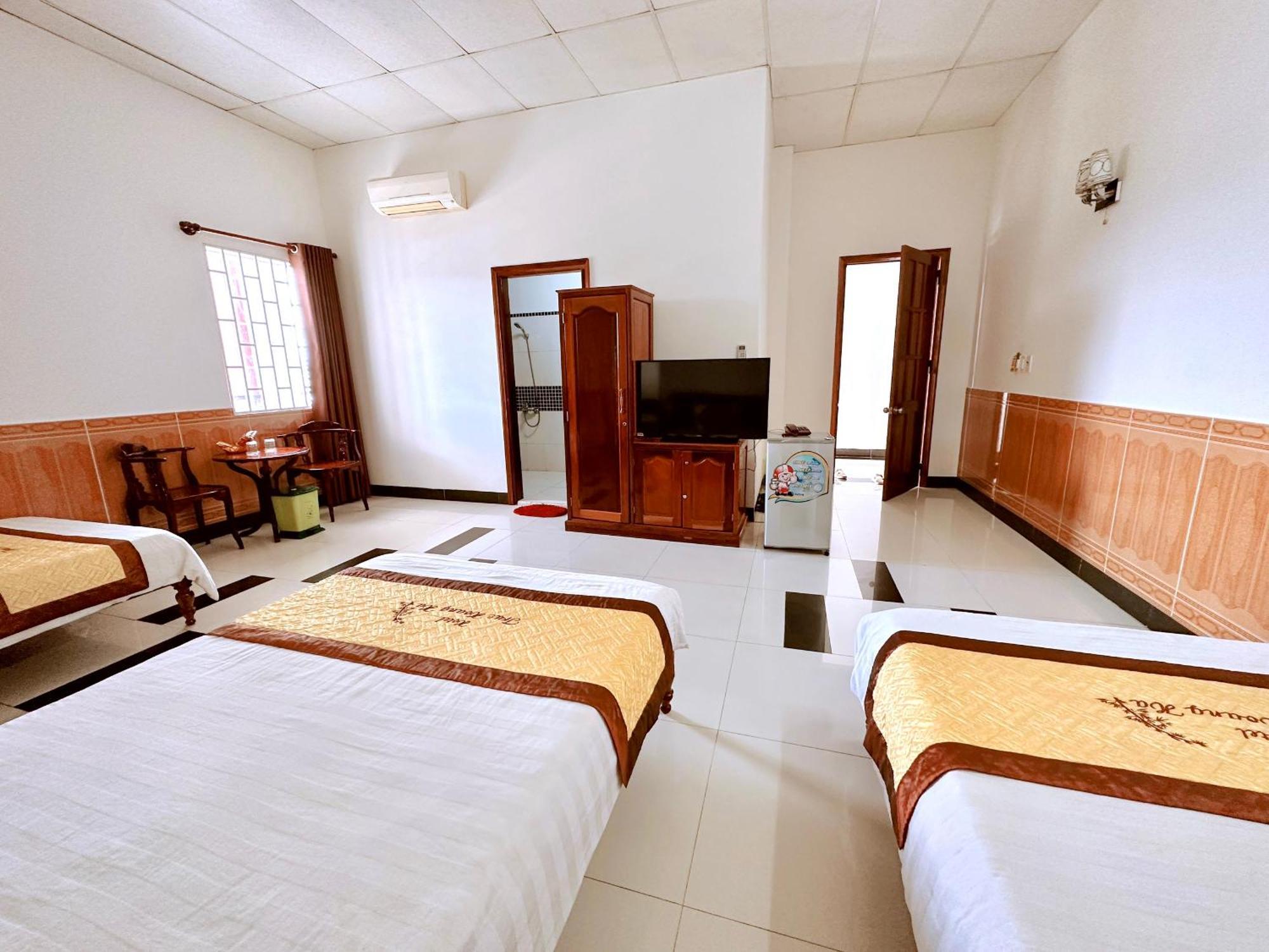 Truc Hoang Ha Hotel Kon Tum Exteriör bild