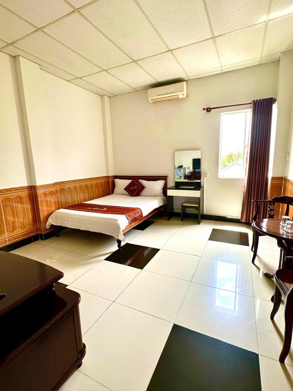 Truc Hoang Ha Hotel Kon Tum Exteriör bild